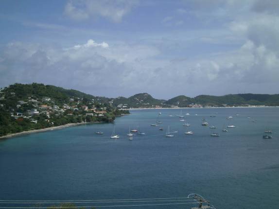 St. George's, capital de Granada e, ao fundo, a praia de Grande Anse